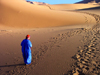 Morocco / Maroc - Erg Chebbi: path in the Sahara - photo by J.Kaman