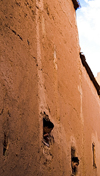 Morocco - Ouarzazate: heads and windows in the casbah - photo by M.Ricci