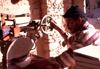 Morocco / Maroc - Agadir: cutting tiles - Medina (photo by F.Rigaud)