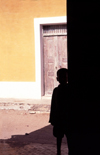 Ilha de Moambique / Mozambique island: boy's silhouette in stone town / silhueta - photo by F.Rigaud