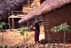 Mozambique / Moambique - Pemba: mud house with wooden structure - African dwelling / casa de lama - photo by F.Rigaud