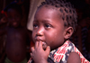 Pemba / Porto Amlia, Cabo Delgado, Mozambique / Moambique: toddler with fingers in her mouth / criana com os dedos na boca - photo by F.Rigaud