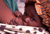Ilha de Moambique / Mozambique island: baby - breast feeding - bb a mamar - photo by F.Rigaud