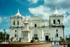 Nicaragua - Len: Basilica and statue of Maximo Jerez - photo by G.Frysinger
