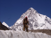 Pakistan - K2 - Karakoram mountains - Himalayan range - Northern Areas: Balti porter and the K2 peak - photo by A.Summers
