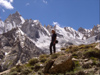Pakistan - Karakoram mountains - Himalayan range - Northern Areas: trekker and peaks - photo by A.Summers
