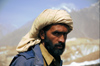Pakistan - Karakoram mountains - Himalayan range - Northern Areas: Pakistaini porter with turban - photo by A.Summers