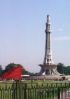 Pakistan - Lahore (Punjab): monument in town square - Minar-e-Pakistan, where the Pakistan Resolution was passed by the Muslim League - Iqbal Park - by Soviet architect Murat Khan - photo by G.Frysinger