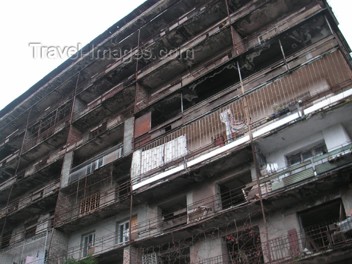 abkhazia14: Abkhazia - Sukhumi: semi-destroyed building (photo by A.Kilroy) - (c) Travel-Images.com - Stock Photography agency - Image Bank