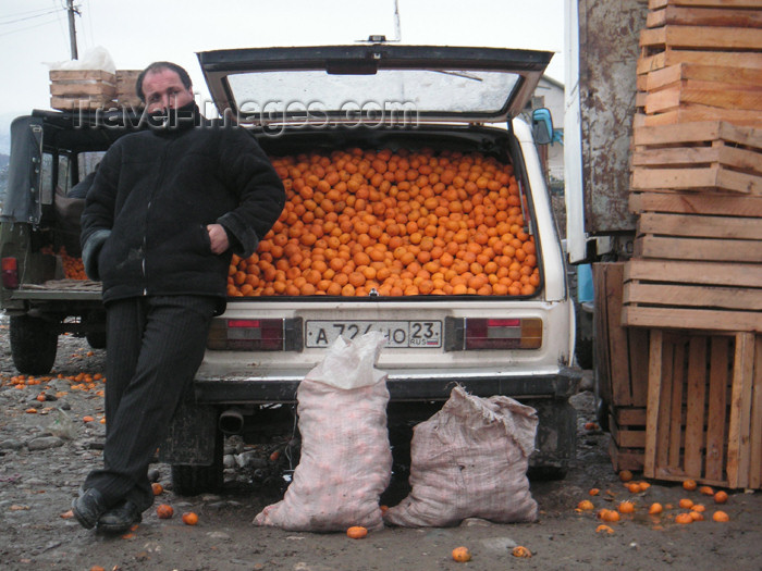 abkhazia16: Georgia - Abkhazia - Psou /Russian border: a Russian merchant sells mandarins - car boot - Lada (photo by A.Kilroy) - (c) Travel-Images.com - Stock Photography agency - Image Bank