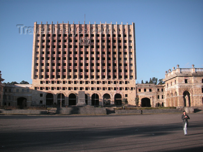 abkhazia19: Abkhazia - Sukhumi: ruins of the Presidential Palace (photo by A.Kilroy) - (c) Travel-Images.com - Stock Photography agency - Image Bank