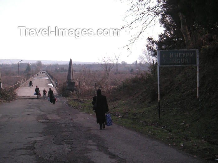 abkhazia24: Abkhazia: bridge over the river Inguri - crossing the cease-fire line (photo by A.Kilroy) - (c) Travel-Images.com - Stock Photography agency - Image Bank