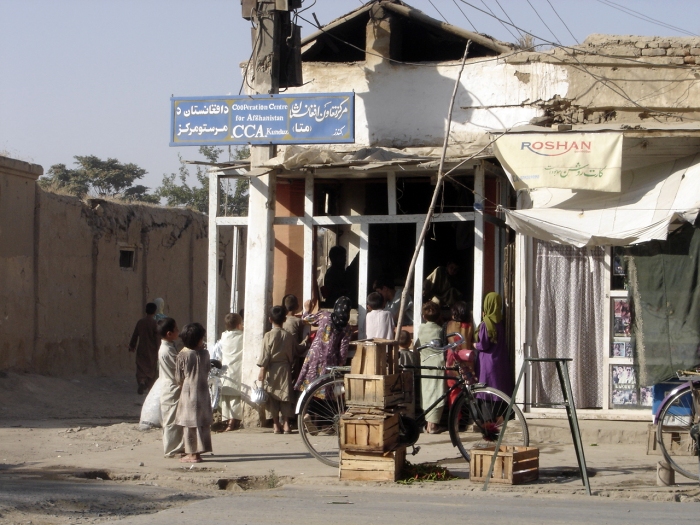 afghanistan6: Afghanistan: Kunduz: crowd waiting to get supplies from a cooperative shop - photo by J.Marian - (c) Travel-Images.com - Stock Photography agency - the Global Image Bank