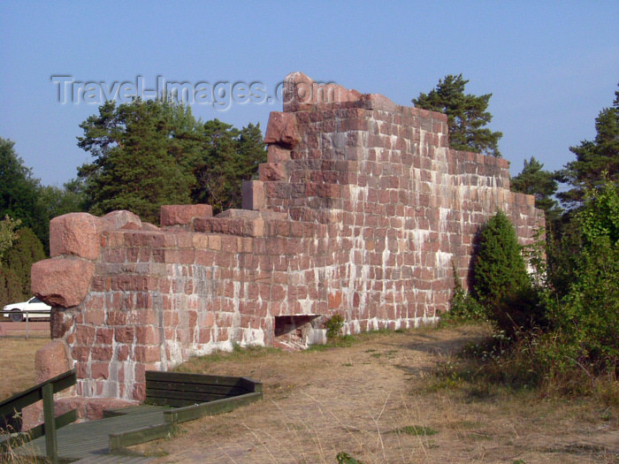 aland1: Åland Islands - Fasta Åland - Sund: ruins of Bomarsund Fortress - built by Russians and destroyed by British and French during Crimean War - Bomarsunds fästning - photo by P&T Alanko - (c) Travel-Images.com - Stock Photography agency - Image Bank