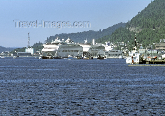 alaska111: Alaska - Juneau: cruise ships docked (photo by A.Walkinshaw) - (c) Travel-Images.com - Stock Photography agency - Image Bank