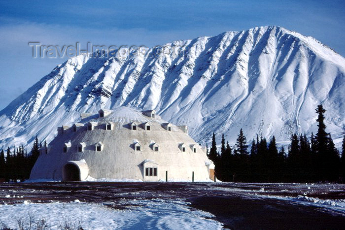 alaska15: Cantwell, Denali Borough, Alaska: ' Igloo City' - giant igloo on a gas station by the Parks Highway - photo by F.Rigaud - (c) Travel-Images.com - Stock Photography agency - Image Bank