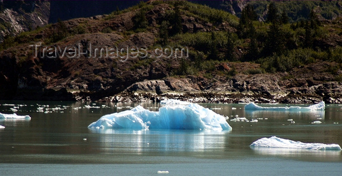 alaska54: Alaska's Inside Passage - Tracy Arm Fjord : small iceberg (photo by Robert Ziff) - (c) Travel-Images.com - Stock Photography agency - Image Bank