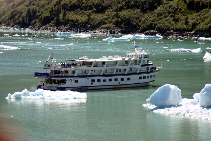 alaska55: Alaska's Inside Passage - Tracy Arm Fjord : the Spirit of Columbia with a new load of tourists (photo by Robert Ziff) - (c) Travel-Images.com - Stock Photography agency - Image Bank