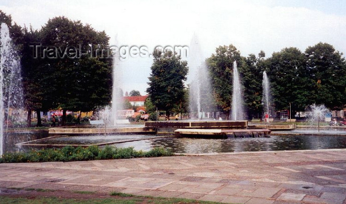 albania8: Albania / Shqiperia - Shkodër: pond in the centre - photo by M.Torres - (c) Travel-Images.com - Stock Photography agency - Image Bank