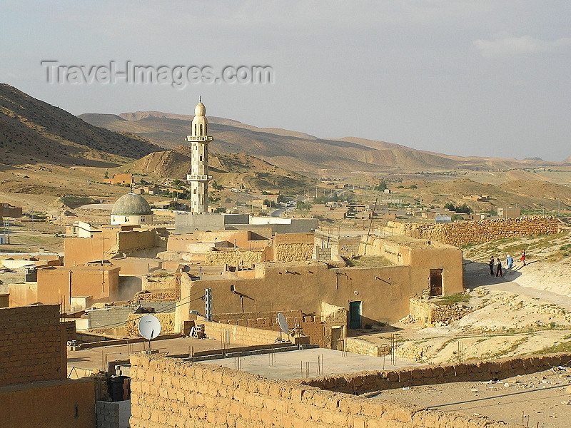 algeria102: Algeria / Algerie - El Hamel: village, minaret and hills - photo by J.Kaman - village, minaret et collines - (c) Travel-Images.com - Stock Photography agency - Image Bank