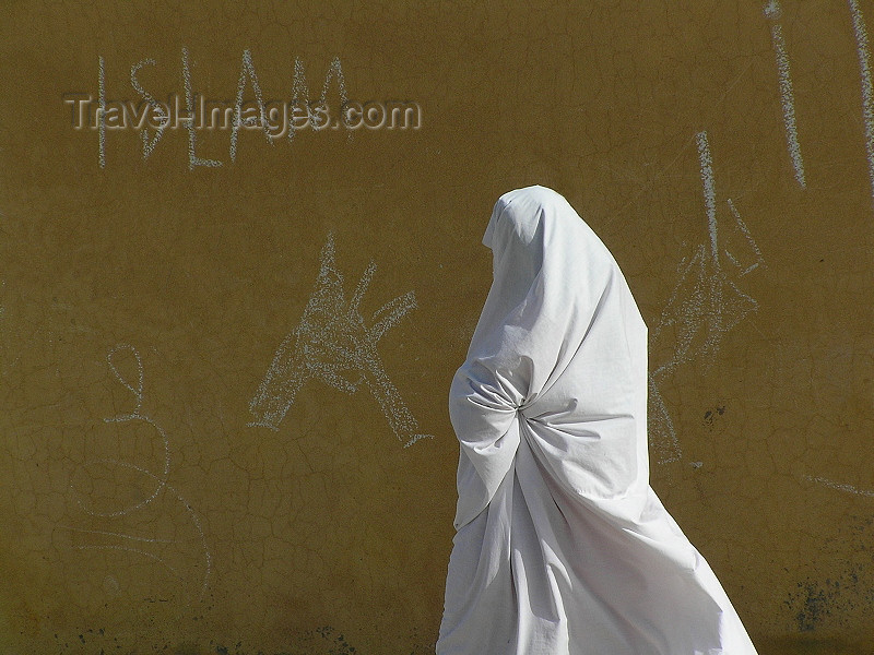 algeria104: Algeria / Algerie - Bou-Saada - Wilaya de M'Sila: covered woman - photo by J.Kaman - femme couverte - oasis du bonheur - (c) Travel-Images.com - Stock Photography agency - Image Bank