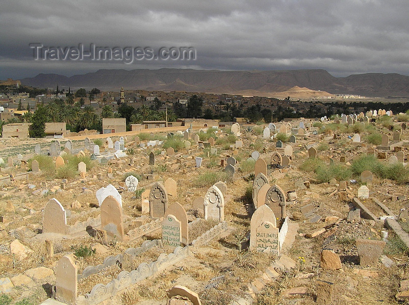 algeria108: Algeria / Algerie - Bou Saada: in the cemetery - ementerio, Cimetière, Pemakaman, Cimitero, Begraafplaats, Gravlund, Chimetyire, Cmentarz, Cemitério, Hautausmaa, Kyrkogard - photo by J.Kaman - dans le cimetière - (c) Travel-Images.com - Stock Photography agency - Image Bank