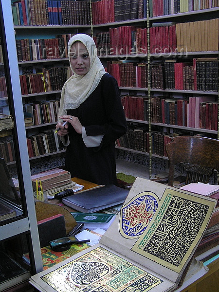 algeria114: Tolga - Wilaya of Biskra: woman and ancient manuscripts at the Islamic library - zaouia El-Othmania - photo by J.Kaman - femme et manuscrits anciens - Bibliothèque islamique - zaouïa El-Othmania - (c) Travel-Images.com - Stock Photography agency - Image Bank