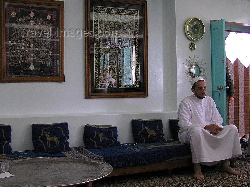 algeria116: Algeria / Algerie - Tolga: Muslim man - photo by J.Kaman - homme musulman - (c) Travel-Images.com - Stock Photography agency - Image Bank