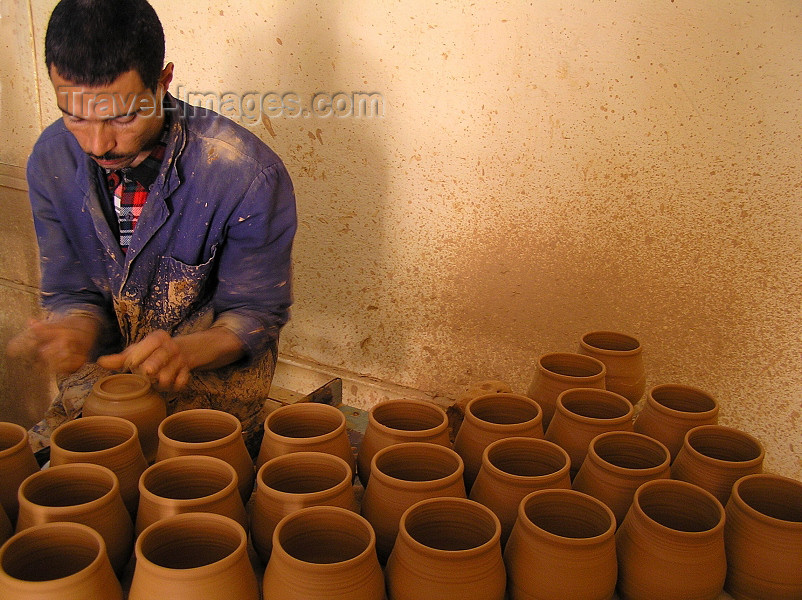 algeria126: Algeria / Algerie - M'chouneche - Biskra wilaya: pottery workshop - potter at work - vases - photo by J.Kaman - atelier de poterie - le potier travaille - vases - (c) Travel-Images.com - Stock Photography agency - Image Bank