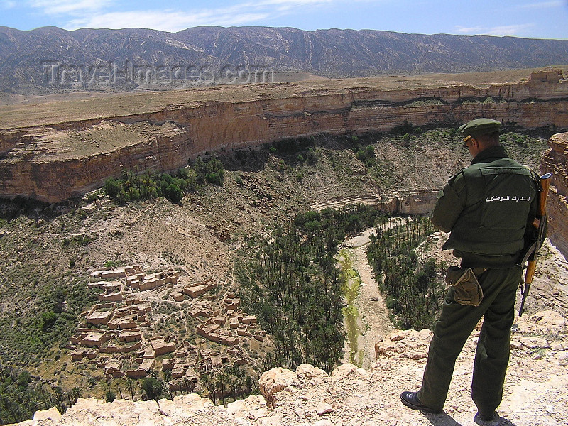 algeria131: Algeria / Algerie - Gorges de Tighanimine - El Abiod - Batna wilaya -  Massif des Aurès: policeman on the edge - photo by J.Kaman - policier sur le bord - (c) Travel-Images.com - Stock Photography agency - Image Bank