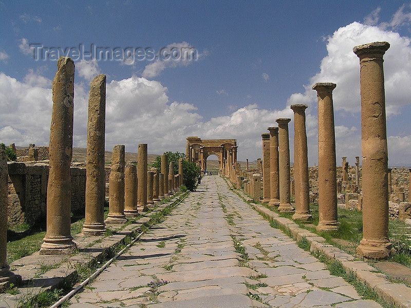 algeria143: Algeria / Algerie - Timgad - Batna wilaya / Thamugadi / Thamugas: UNESCO listed Roman ruins - UNESCO World Heritage - Decumanus Maximus - photo by J.Kaman - Ruines romaines énumérées de l'UNESCO - (c) Travel-Images.com - Stock Photography agency - Image Bank