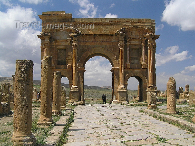 algeria144: Algeria / Algerie - Timgad / Thamugas: Roman ruins - Arch of Trajan - west end of the decumanus - UNESCO world heritage - photo by J.Kaman - Ruines romaines - Arc de Trajan - extrémité ouest du decumanus - (c) Travel-Images.com - Stock Photography agency - Image Bank