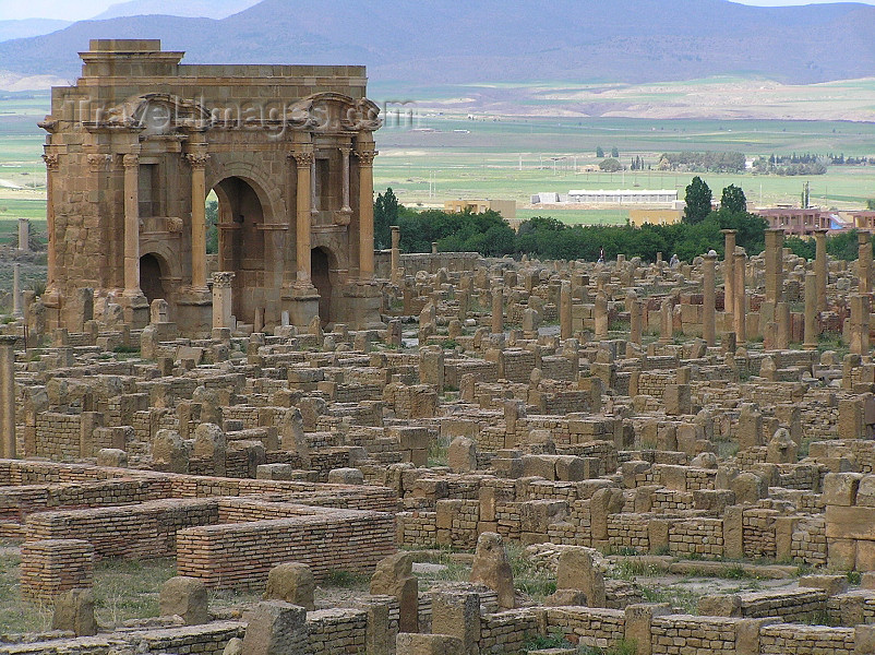 algeria146: Algeria / Algerie - Timgad: Arch of Trajan among the ruins - grid plan - Roman city planning - photo by J.Kaman - Arc de Trajan parmi les ruines - plan hippodamien - (c) Travel-Images.com - Stock Photography agency - Image Bank