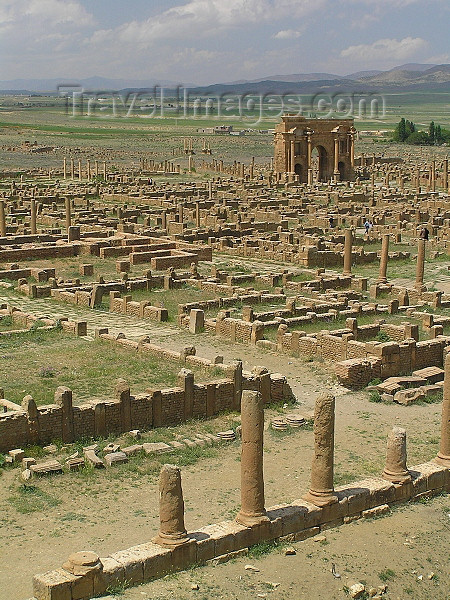 algeria148: Algeria / Algerie - Timgad: Roman ruins - bastion against the Berbers in the Aurès Mountains - founded ex nihilo as a Roman military colony - UNESCO World Heritage - photo by J.Kaman - Ruines romaines - bastion contre les Berbères dans les montagnes de l'Aurès - liste UNESCO - (c) Travel-Images.com - Stock Photography agency - Image Bank