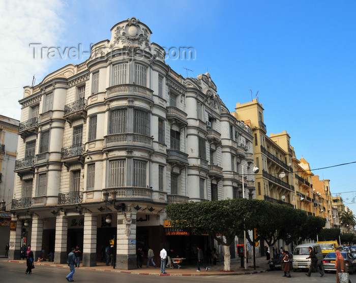 algeria172: Oran, Algeria / Algérie: corner of Loubet Avenue and Larbi Ben M’hidi stree - Place Abdelmalek Ramdane - former Place des Victoires - photo by M.Torres | coin de Avenue Loubet et rue Larbi Ben M’hidi, ex-Leclerc - Place Abdelmalek Ramdane - ex-Place des Victoires - (c) Travel-Images.com - Stock Photography agency - Image Bank