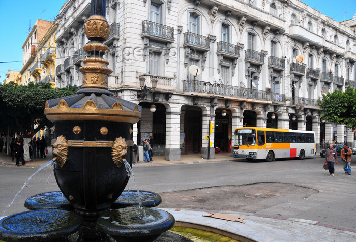 algeria173: Oran, Algeria / Algérie: fountain - Place Abdelmalek Ramdane - former Place des Victoires - photo by M.Torres | fontaine - Place Abdelmalek Ramdane - ex-Place des Victoires -  rue Larbi Ben M’hidi, l'artère préférée des Oranais, ils continue a l'appeler rue d'Arzew - (c) Travel-Images.com - Stock Photography agency - Image Bank