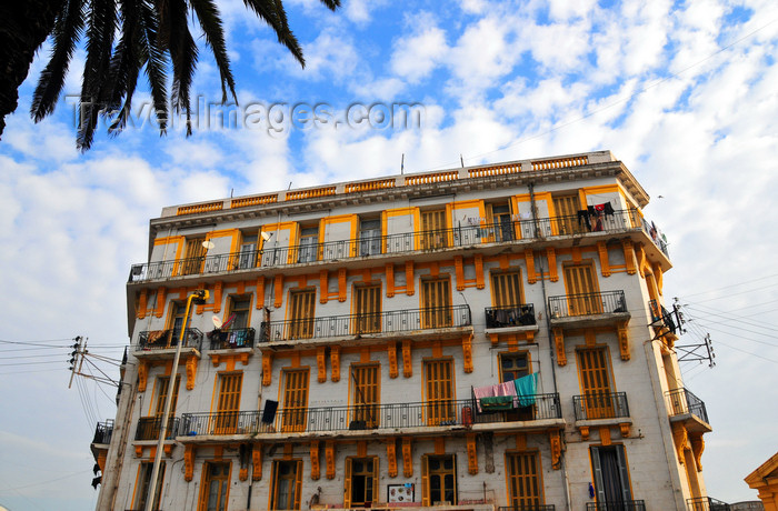 algeria242: Oran, Algeria / Algérie: yellow and white - Oran's colonial architecture - Bd Maata Mohamed El Habib - former Bd Joffre - photo by M.Torres | jaune et blanc - l'architecture coloniale d'Oran - Boulevard Maata Mohamed El Habib - ex Boulevard Maréchal Joffre - (c) Travel-Images.com - Stock Photography agency - Image Bank