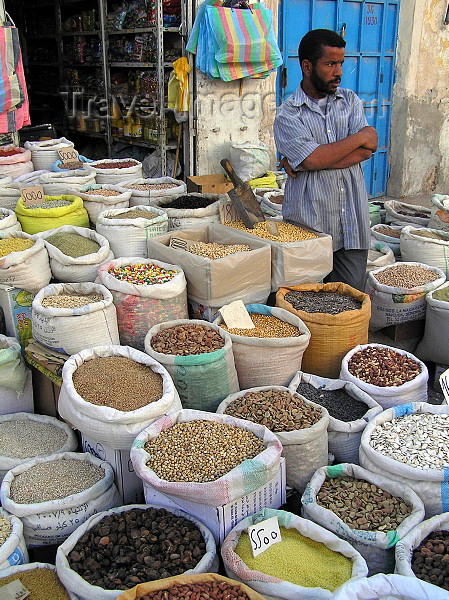 algeria25: Algeria / Algerie - El Oued: shopkeeper and his products - photo by J.Kaman - commerçant et ses produits - (c) Travel-Images.com - Stock Photography agency - Image Bank