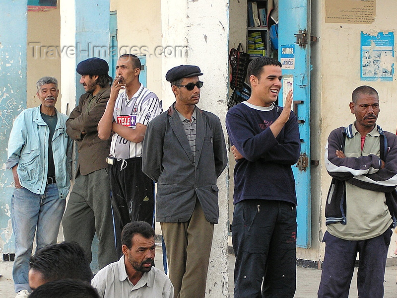 algeria26: Algeria / Algerie - El Oued: idle men killing time - photo by J.Kaman - hommes tuant le temps - chômage - (c) Travel-Images.com - Stock Photography agency - Image Bank