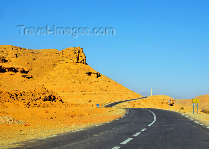 algeria263: Biskra, Algeria / Algérie: wiggling road to oued El Abiod - photo by M.Torres | route de Oued El Abiod - (c) Travel-Images.com - Stock Photography agency - Image Bank