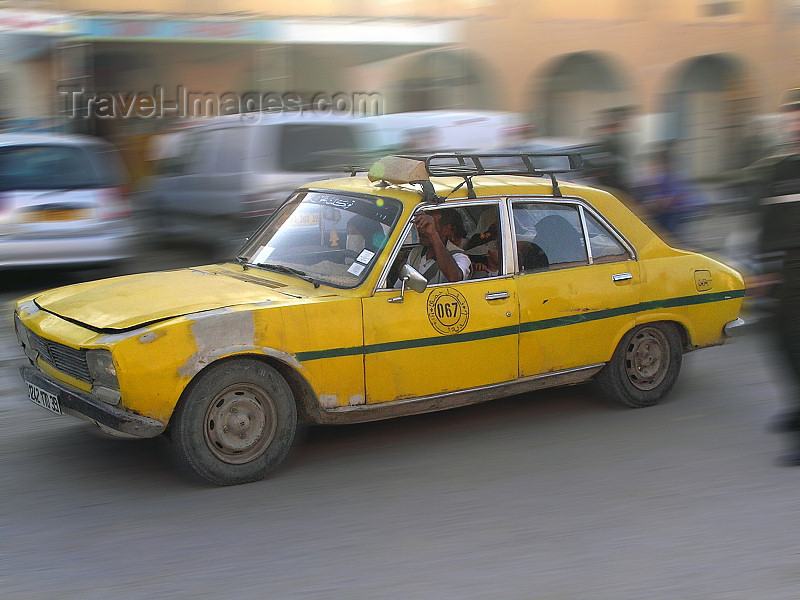 algeria27: Algeria / Algerie - El Oued: taxi on the move - Peugeot 504 - photo by J.Kaman - (c) Travel-Images.com - Stock Photography agency - Image Bank