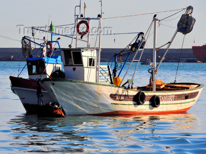 algeria297: Algeria / Algérie - Béjaïa / Bougie / Bgayet - Kabylie: fishing harbour - small fishing vessel | port de pêche artisanal - petit bateau de pêche - photo by M.Torres - (c) Travel-Images.com - Stock Photography agency - Image Bank