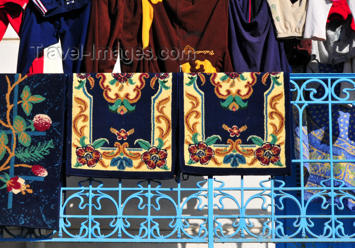 algeria302: Algeria / Algérie - Béjaïa / Bougie / Bgayet - Kabylie: balcony railing and carpets - Borge building - Rue des Oliviers | immeubles Borge - balcon - rambarde et tapis - Rue des Oliviers - photo by M.Torres - (c) Travel-Images.com - Stock Photography agency - Image Bank