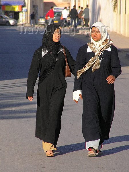 algeria31: Algeria / Algerie - El Oued: two women wearing hijab - photo by J.Kaman - deux filles portaient le foulard islamique - (c) Travel-Images.com - Stock Photography agency - Image Bank