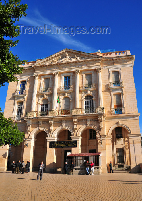 algeria316: Algeria / Algérie - Béjaïa / Bougie / Bgayet - Kabylie: Bank of Algeria - Gueydon square, named after Admiral Count Louis Henri de Gueydon | Banque d'Algérie - la place porte le nom du comte amiral Louis Henri de Gueydon - photo by M.Torres - (c) Travel-Images.com - Stock Photography agency - Image Bank