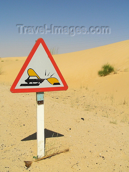 algeria32: Algérie / Algerie - Sahara desert: traffic sign - dunes - photo by J.Kaman - panneau de signalisation routière - dunes - (c) Travel-Images.com - Stock Photography agency - Image Bank