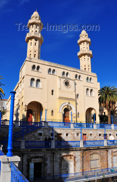 algeria363: Algeria / Algérie - Béjaïa / Bougie / Bgayet - Kabylie: Sidi El Mouhoub mosque and M.T.Gomes square seen from the Bora Bora balcony | Mosquée Sidi El Mouhoub et place M.T.Gomes - vue du Balcon Bora Bora - photo by M.Torres - (c) Travel-Images.com - Stock Photography agency - Image Bank