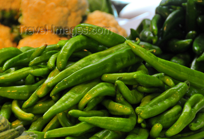 algeria364: Algeria / Algérie - Béjaïa / Bougie / Bgayet - Kabylie: green peppers at the market | poivrons verts au marché - Boulevard Biziou - photo by M.Torres - (c) Travel-Images.com - Stock Photography agency - Image Bank