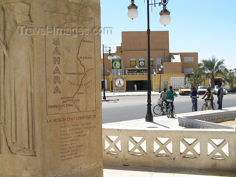 algeria37: Algeria / Algerie - Touggourt - Wilaya de Ouargla: monument to the Haardt and Dubrevil expedition - Citröen monument - photo by J.Kaman - monument à l'expédition de Haardt et de Dubrevil - (c) Travel-Images.com - Stock Photography agency - Image Bank