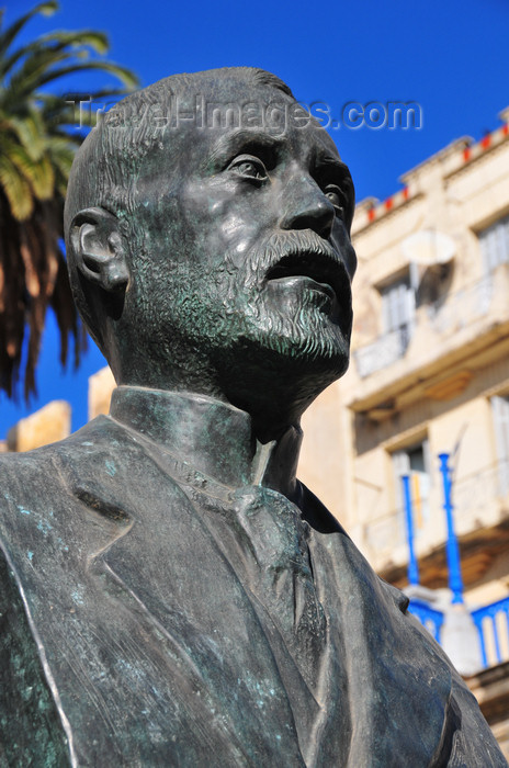 algeria372: Algeria / Algérie - Béjaïa / Bougie / Bgayet - Kabylie: monument at Manuel Teixeira Gomes square - Portuguese writer and president | place Manuel Teixeira Gomes, écrivain et président portugais, ex-place Patrice-Lumumba - buste réalisé par l’artiste portugaise, Irene Villard - photo by M.Torres - (c) Travel-Images.com - Stock Photography agency - Image Bank